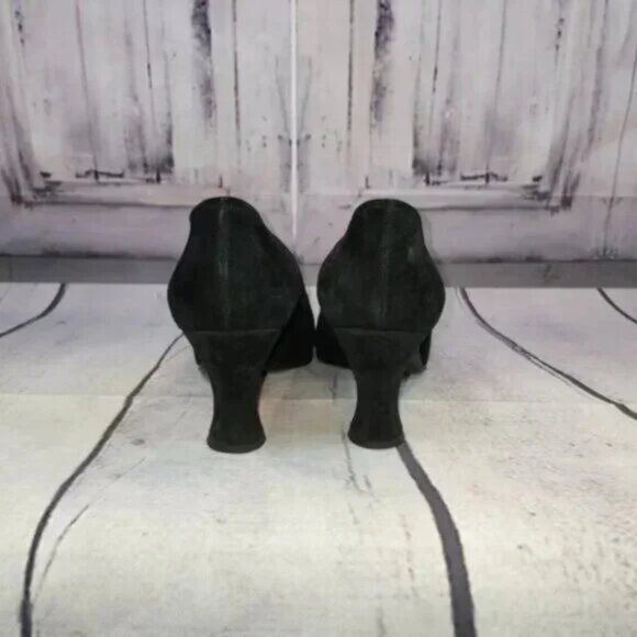 Yves Saint Laurent Suede Pumps - Picture 5 of 7